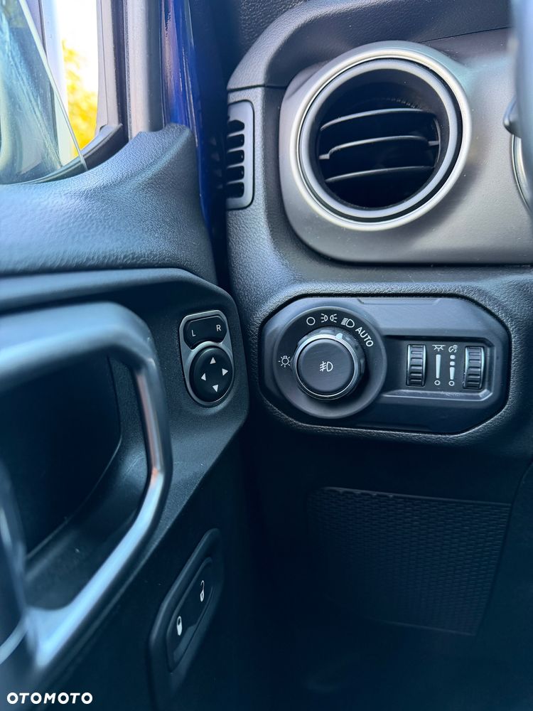 Jeep Wrangler - 12