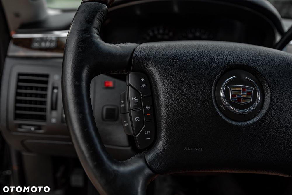 Cadillac DTS - 32