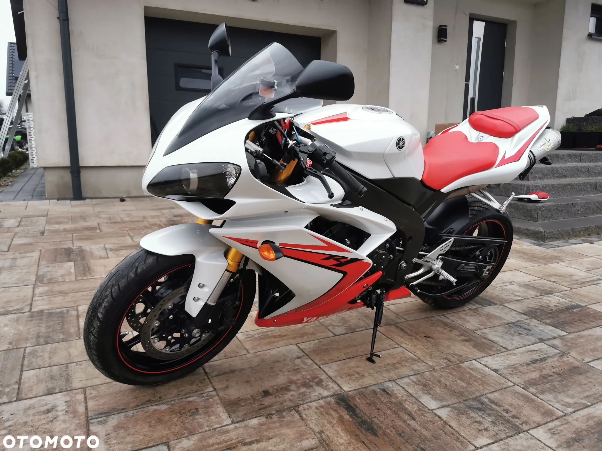 Yamaha R1 - 32