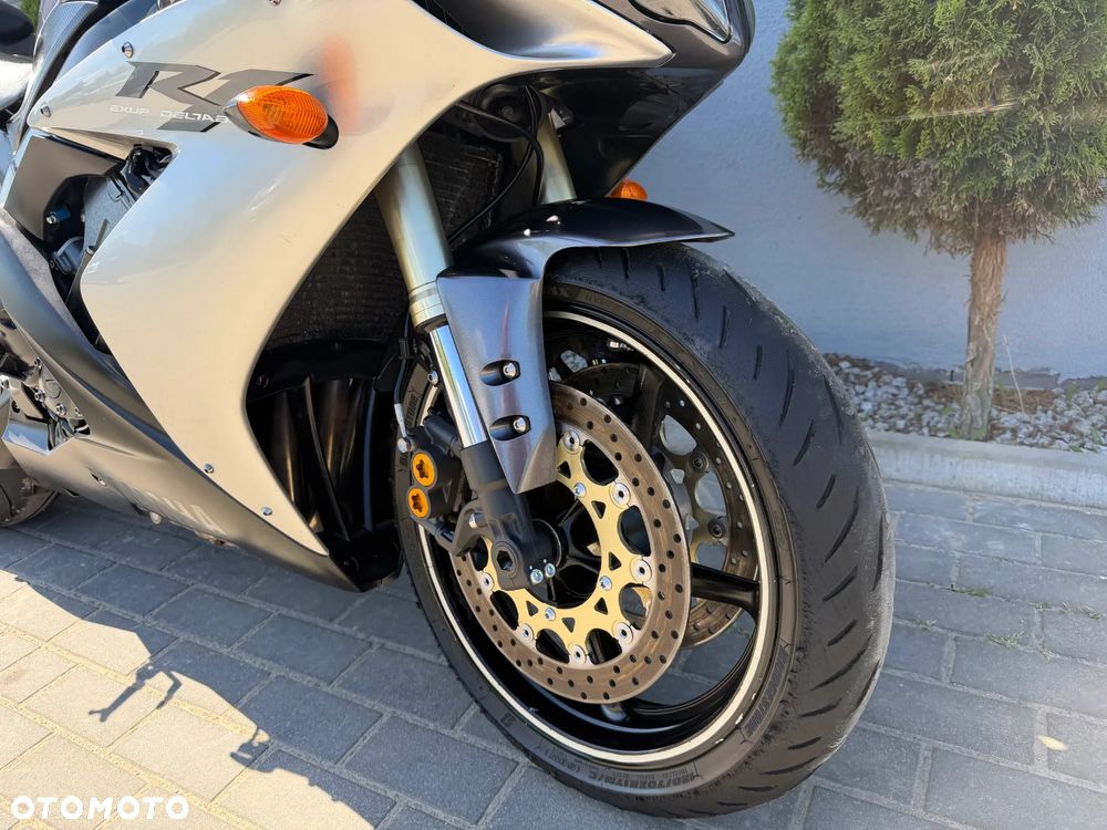 Yamaha R1 - 10