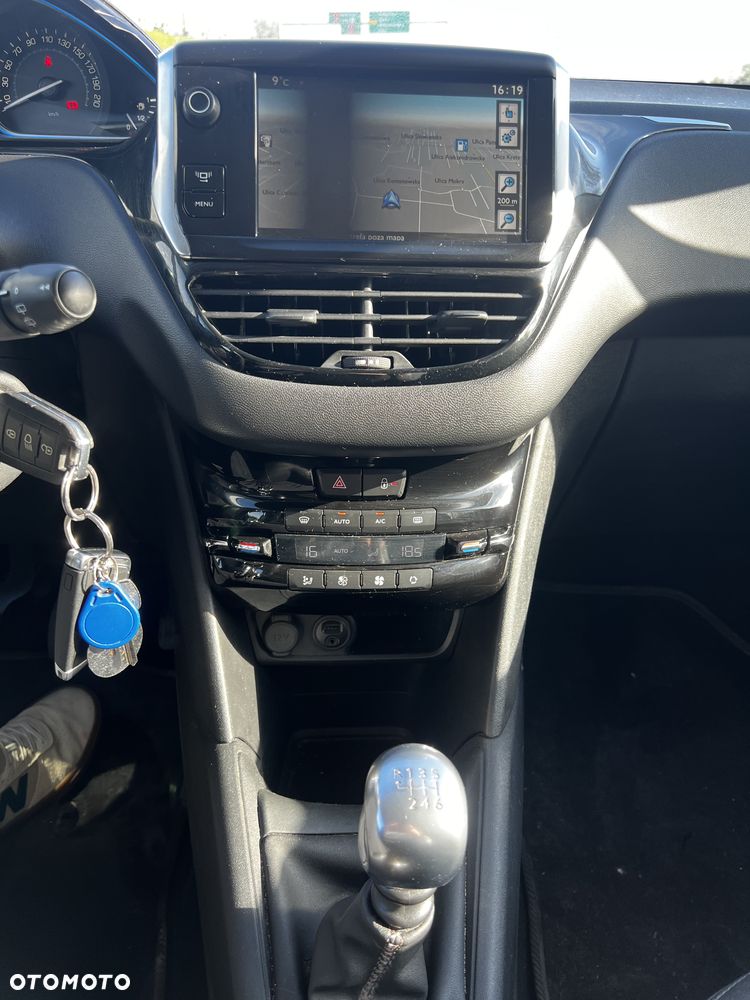 Peugeot 208 155 THP Allure - 11