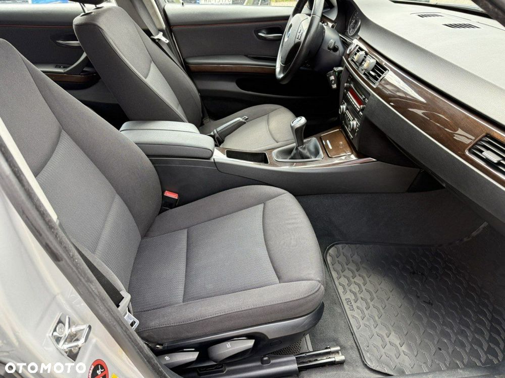 BMW Seria 3 318i Touring - 10