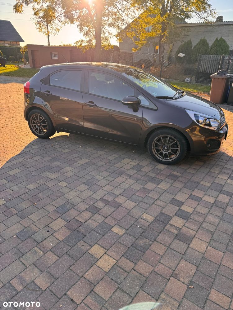 Kia Rio 1.4 L - 8