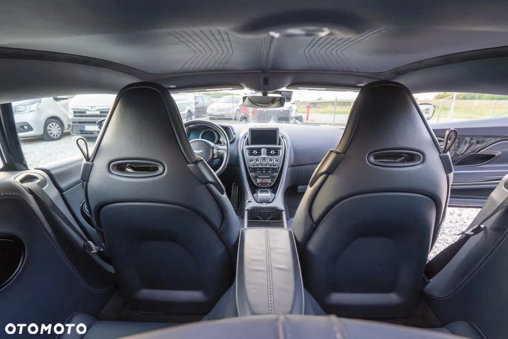 Aston Martin DB11 Standard - 31