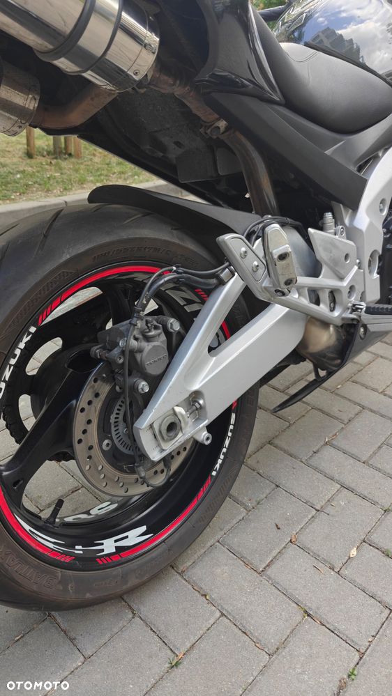 Suzuki GSR - 8