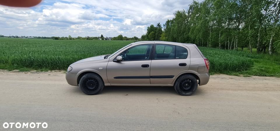 Nissan Almera 1.5 Base - 3