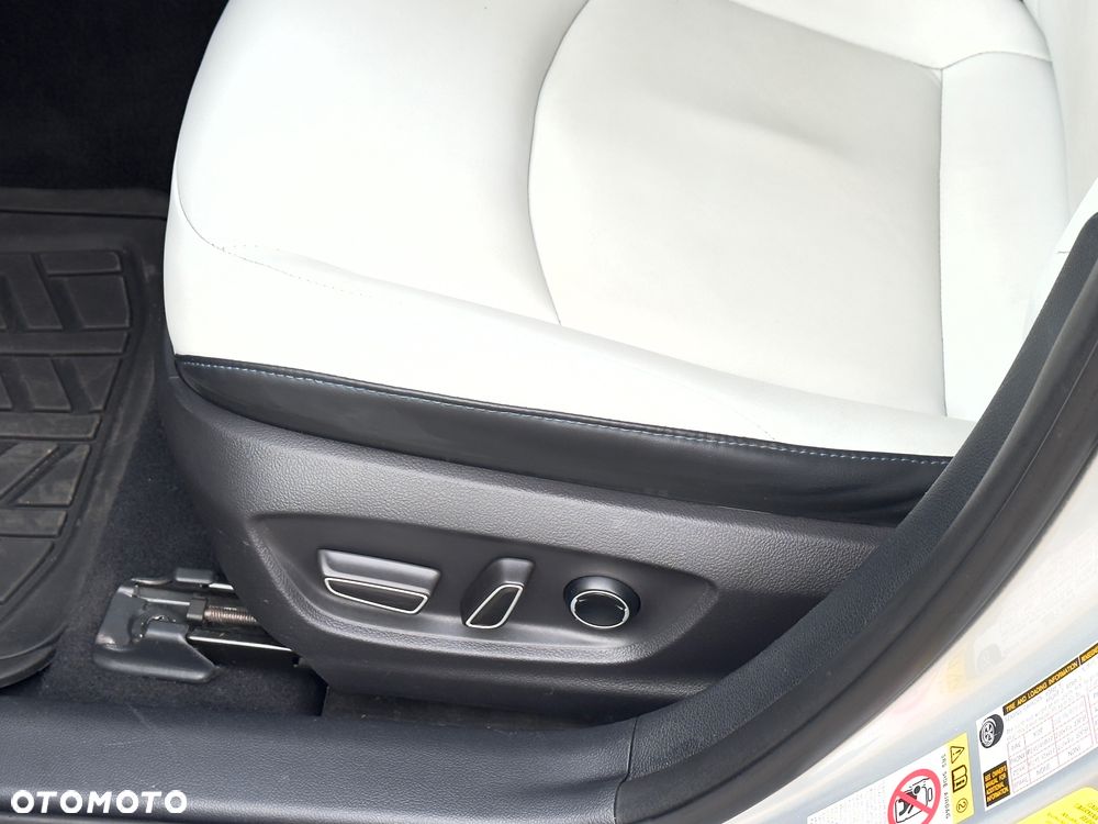 Toyota Prius 1.8 HSD Prestige - 17