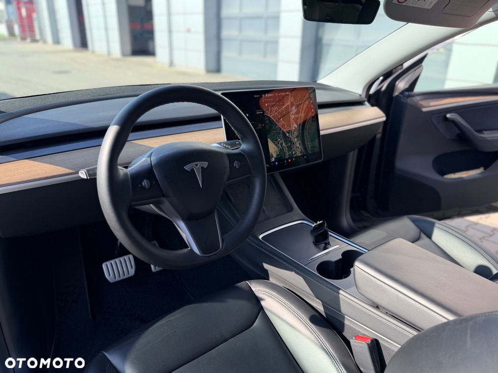 Tesla Model Y Long Range AWD - 14