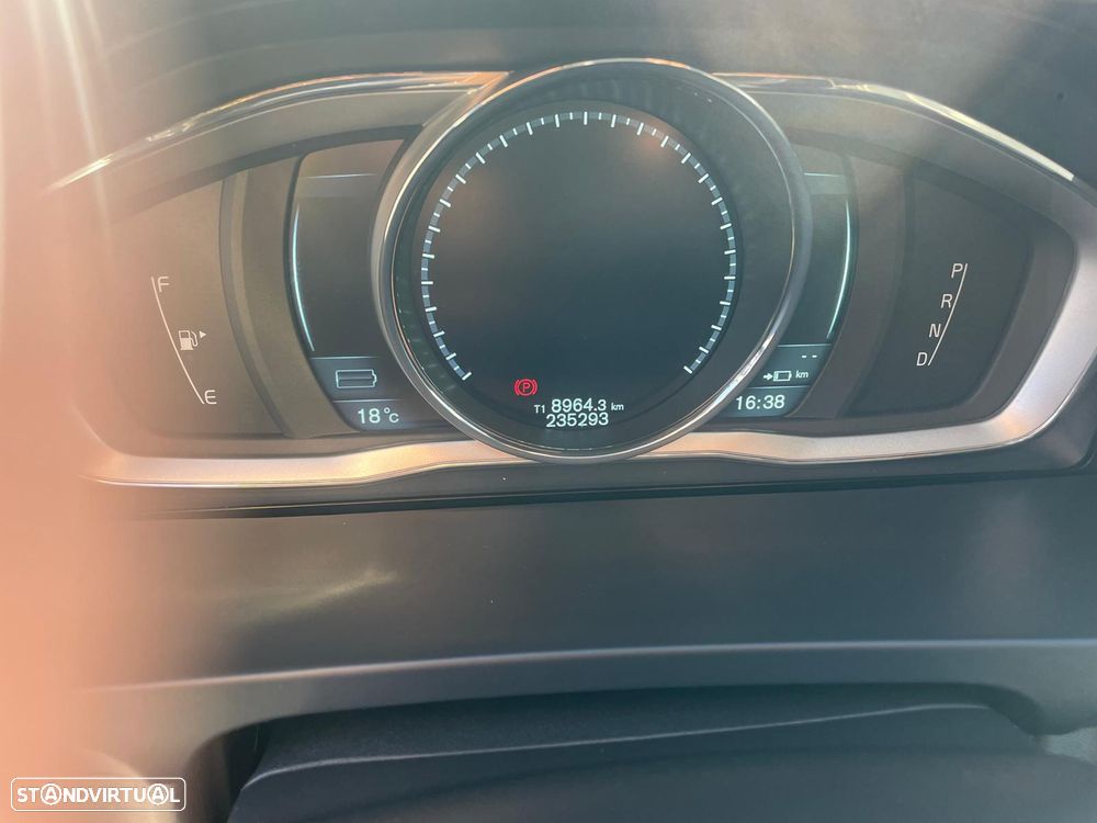 Volvo V60 D6 Twin Engine Geartronic Momentum — fotografia 18