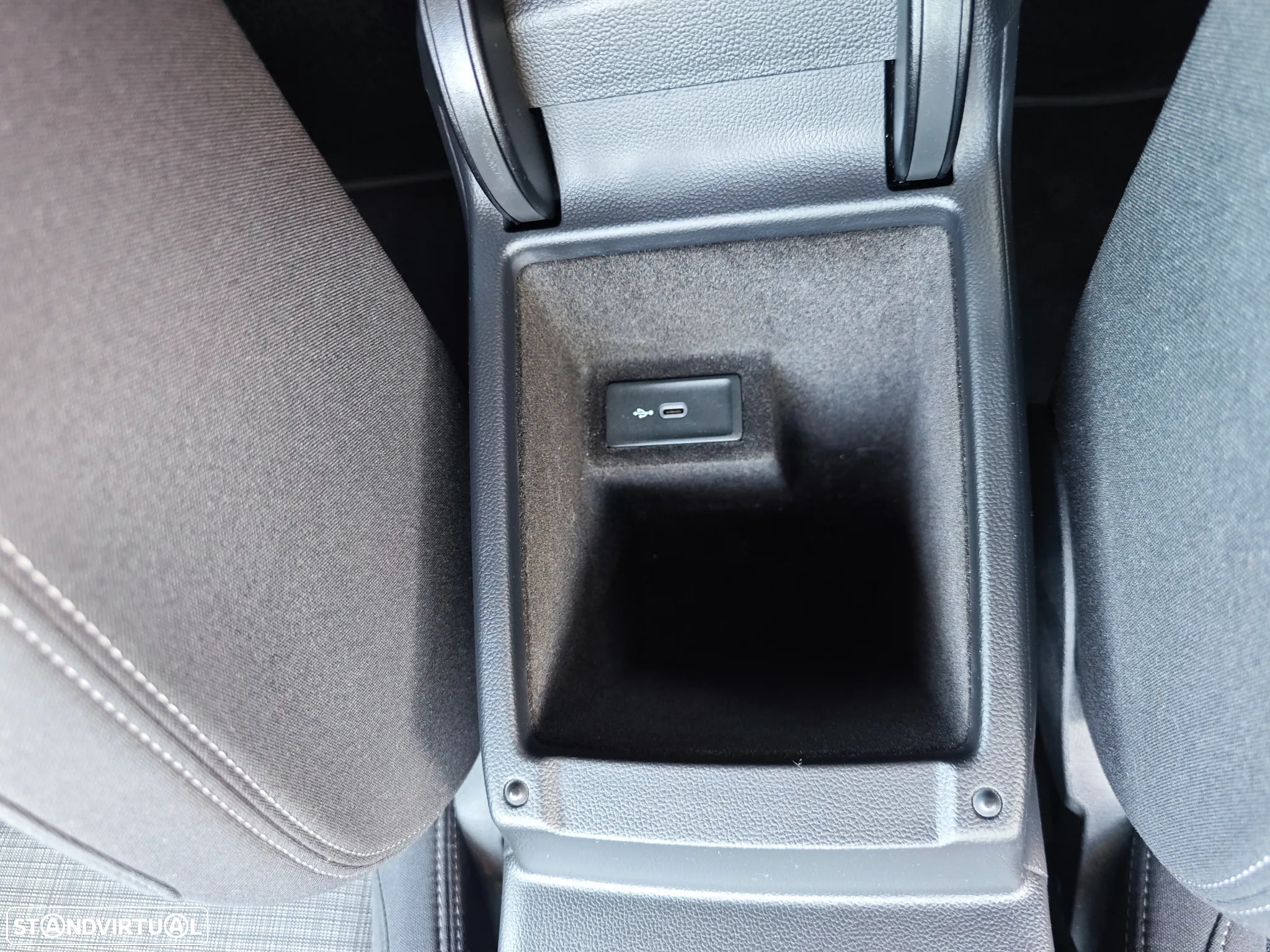 VW Passat Variant 2.0 TDi Business DSG - 23