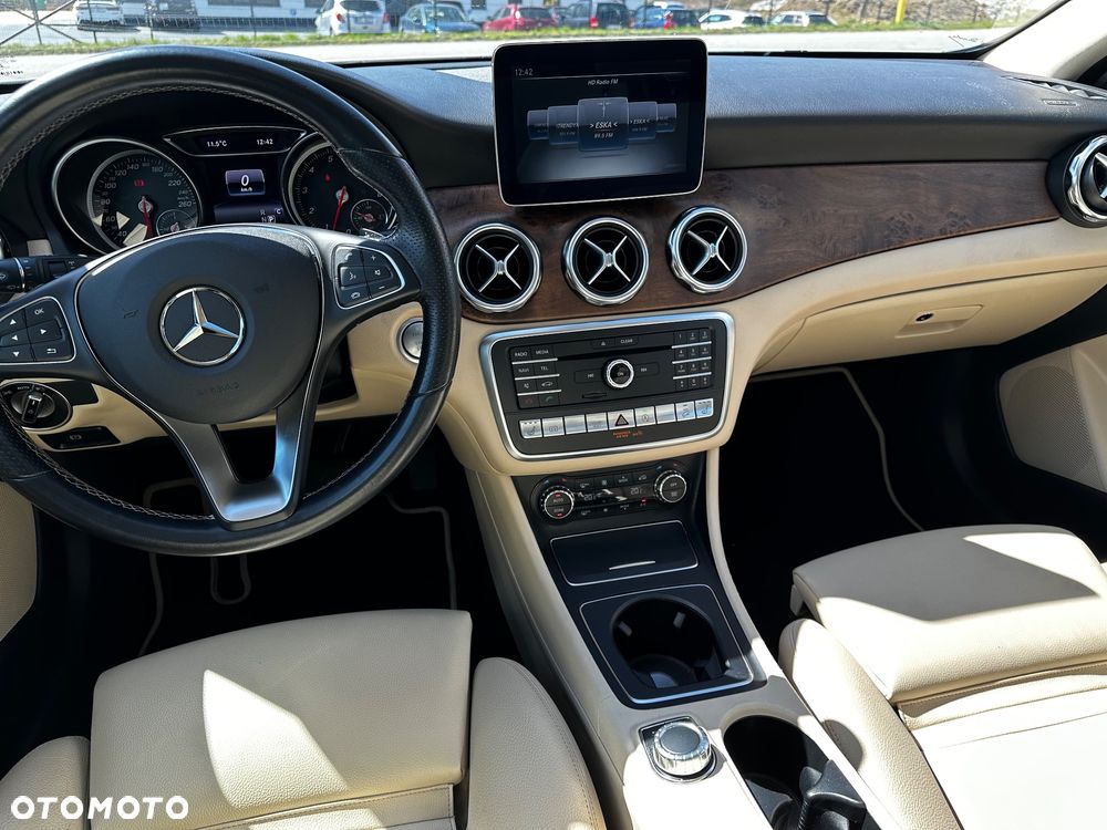 Mercedes-Benz GLA 250 4Matic 7G-DCT - 14