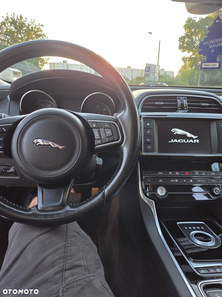 Jaguar XE - 8