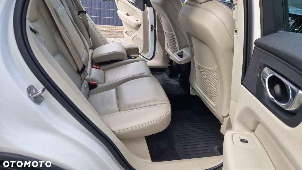 Volvo XC 60 B5 B AWD Momentum Pro - 29