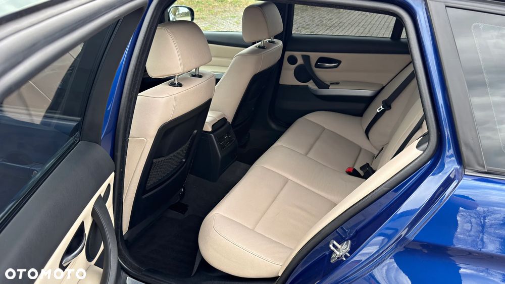 BMW Seria 3 330d xDrive DPF Edition Sport - 32