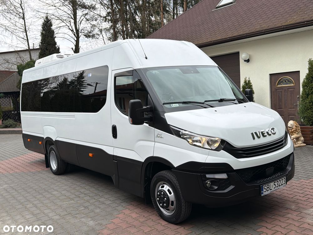 Iveco DAILY AUTOBUS 24 MIEJSCA / PRZEWÓZ OSÓB NIEPEŁNOSPRAWNYCH / KLIMA POSTOJOWA / WEBASTO / TELEWIZOR / LEDY W ŚRODKU KOLOROWE / Salon Polska/ Nowe Opony/Jak Nowe/Mały Przebieg/ - 2