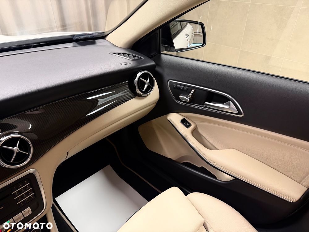 Mercedes-Benz GLA 200 7G-DCT - 27