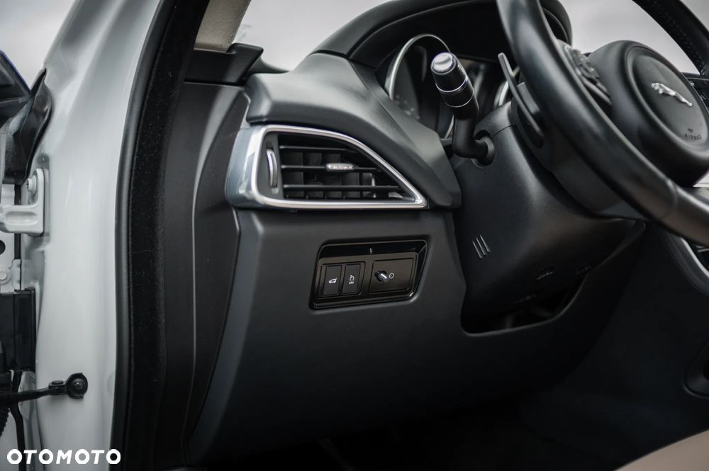 Jaguar F-Pace P250 AWD - 24