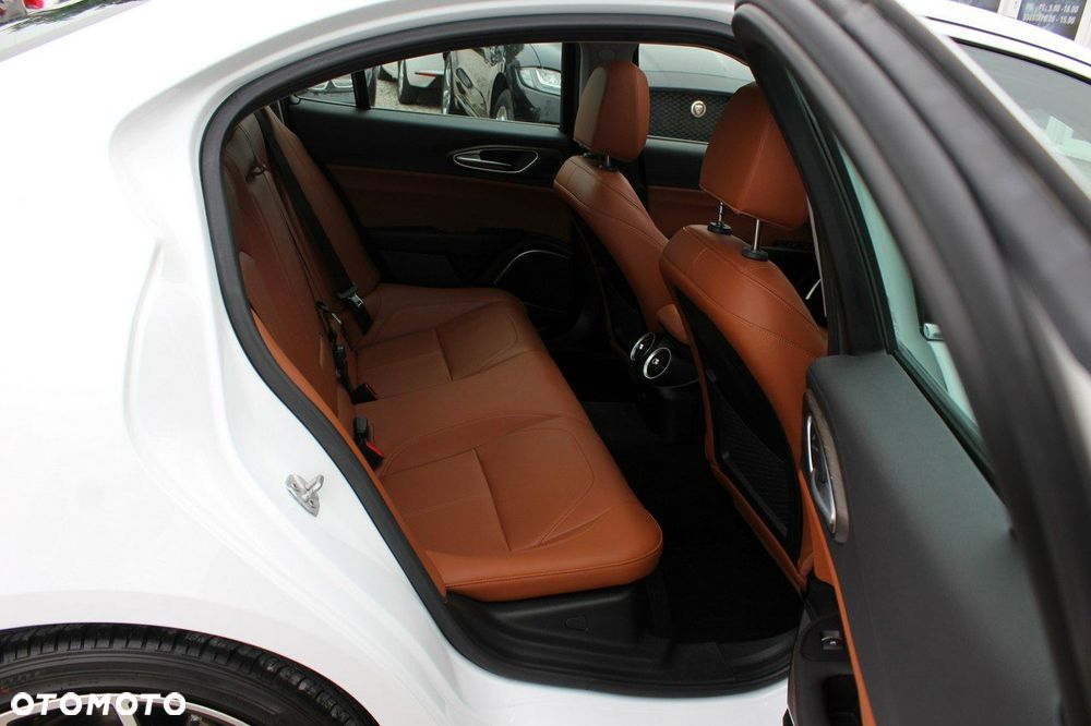 Alfa Romeo Giulia - 10