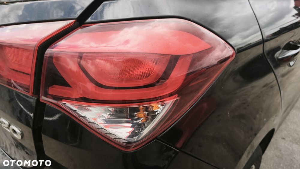 HYUNDAI I20 II HB 5D 16r LAMPA W BŁOTNIK PRAWY TYŁ TYLNA - 1