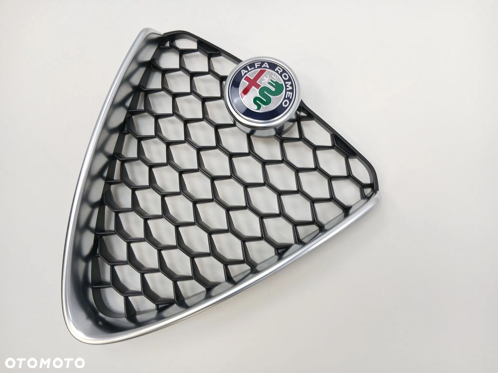 Atrapa grill Alfa Romeo Giulia VELOCE NOWA OE - 3