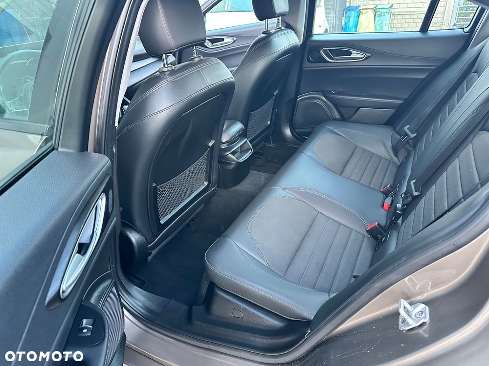 Alfa Romeo Giulia 2.2 D Turbo - 10