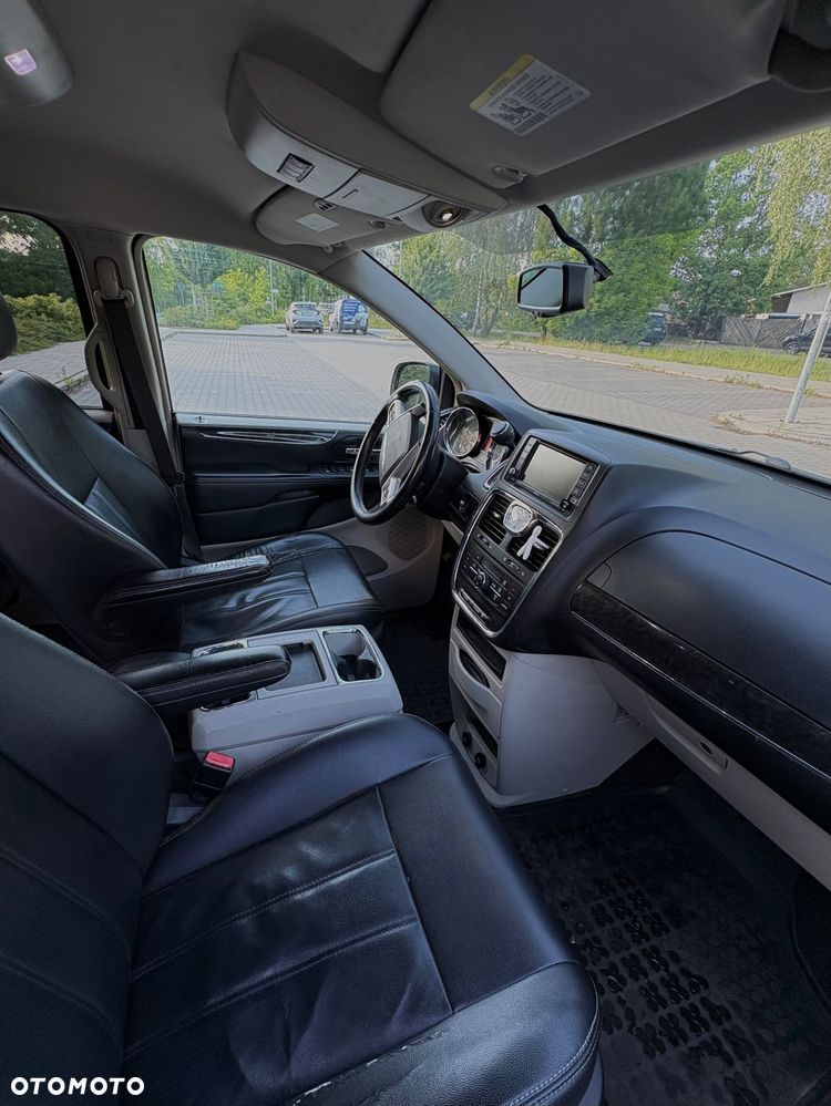 Chrysler Town & Country - 10