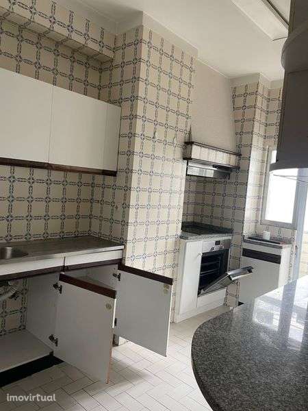 Apartamento T4 para renovar - Grande imagem: 2/12