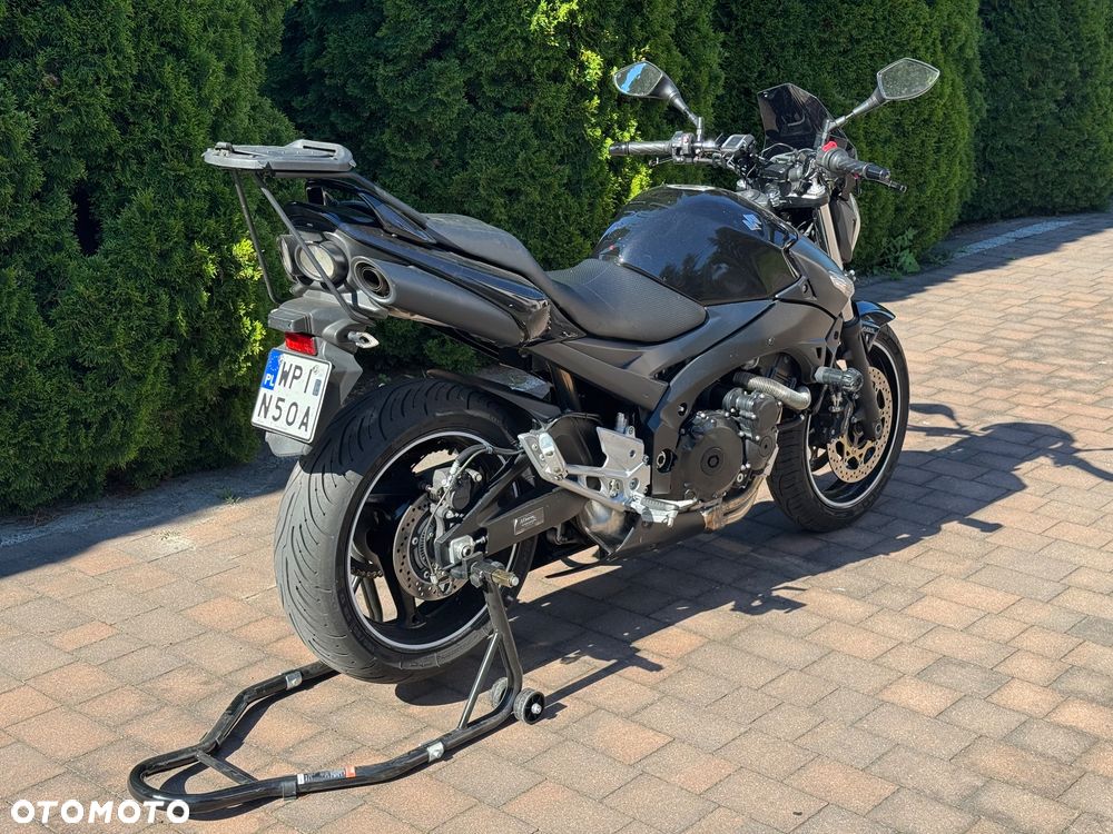 Suzuki GSR - 28
