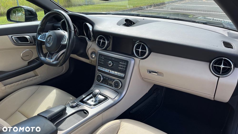 Mercedes-Benz SLC 300 9G-TRONIC RedArt Edition - 31