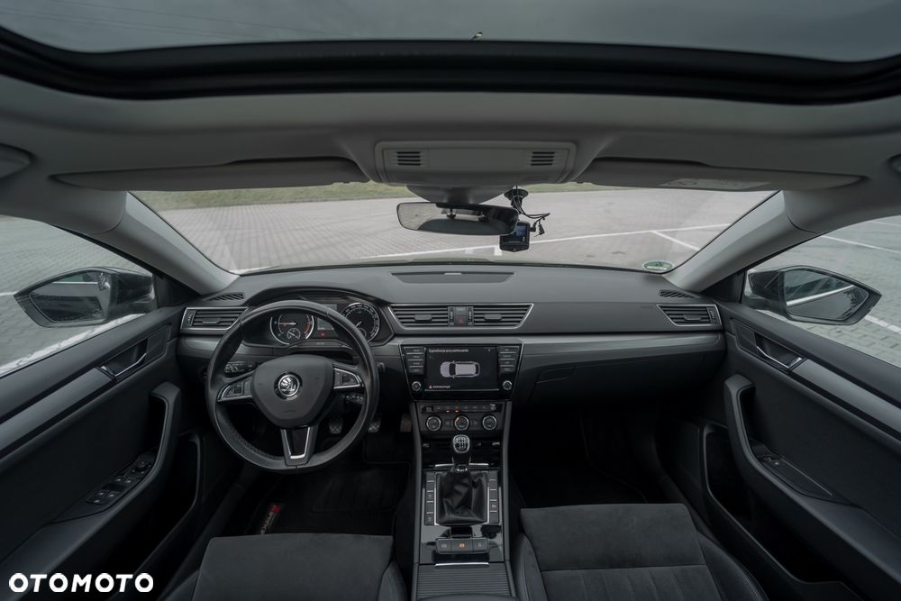 Skoda Superb 2.0 TDI Premium Edition - 6