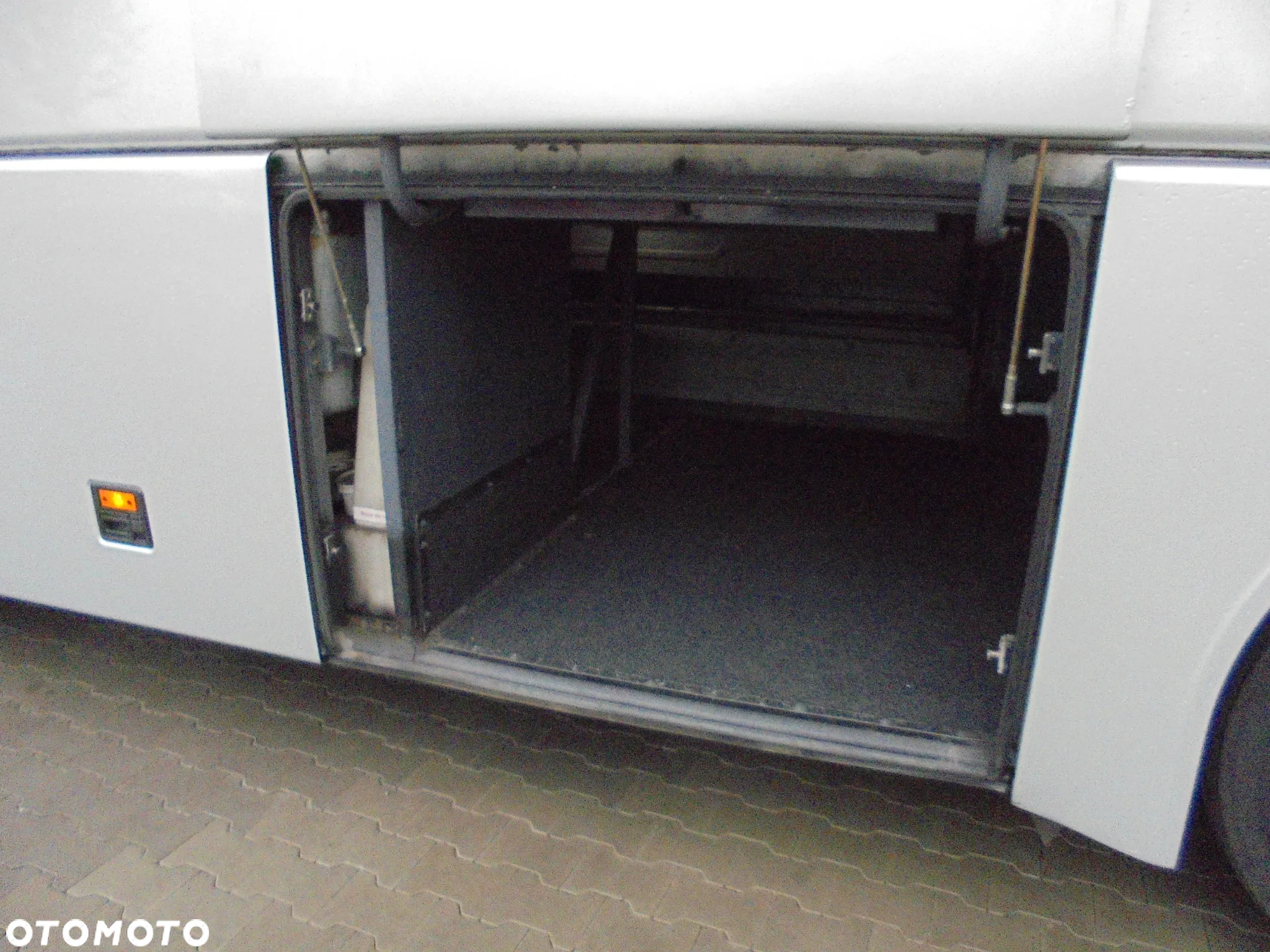 MAN R07 Lions Coach - 35
