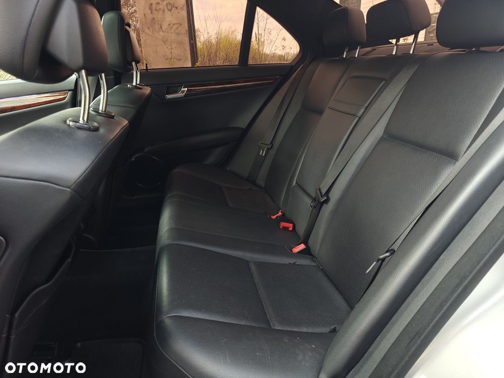 Mercedes-Benz Klasa C 300 Avantgarde 4-Matic - 19