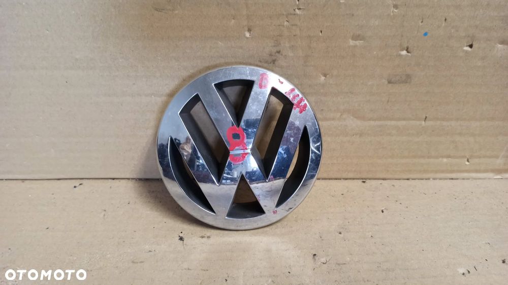 # ZNACZEK EMBLEMAT ATRAPY GRILLA VW PASSAT B5 LIFT nr 3B0853601C - 1