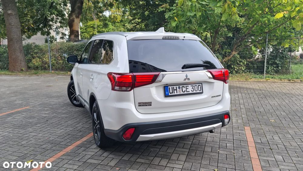 Mitsubishi Outlander 2.0 Invite + 2WD - 25