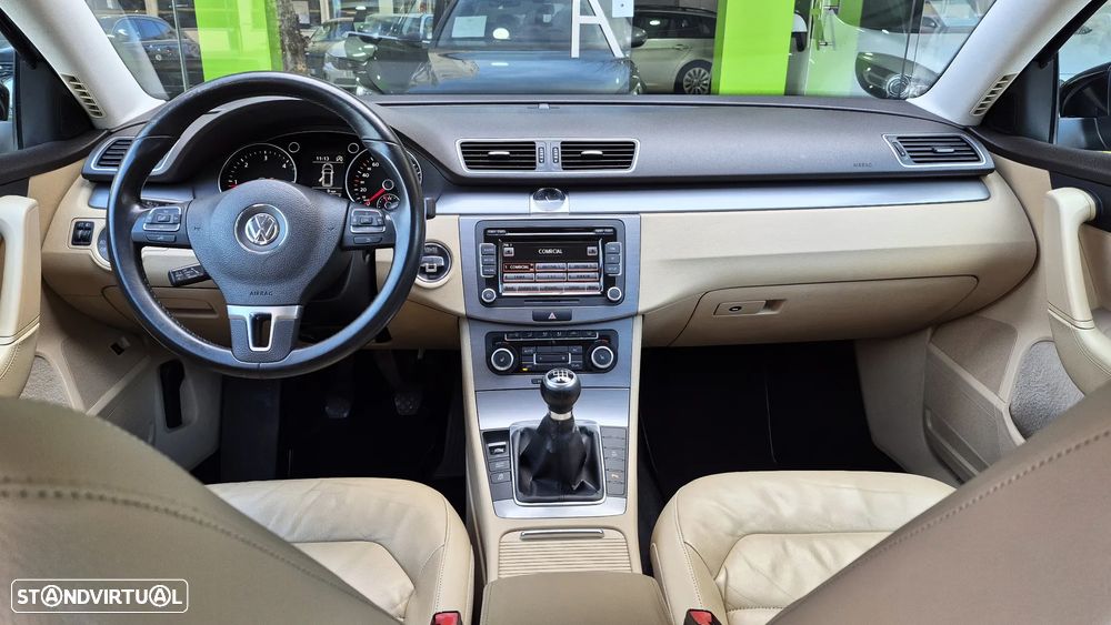 VW Passat 1.6 TDI BlueMotion Highline - 9