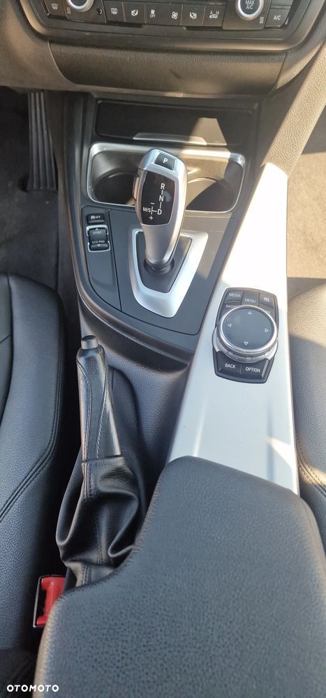 BMW Seria 3 320i Sport Line - 34