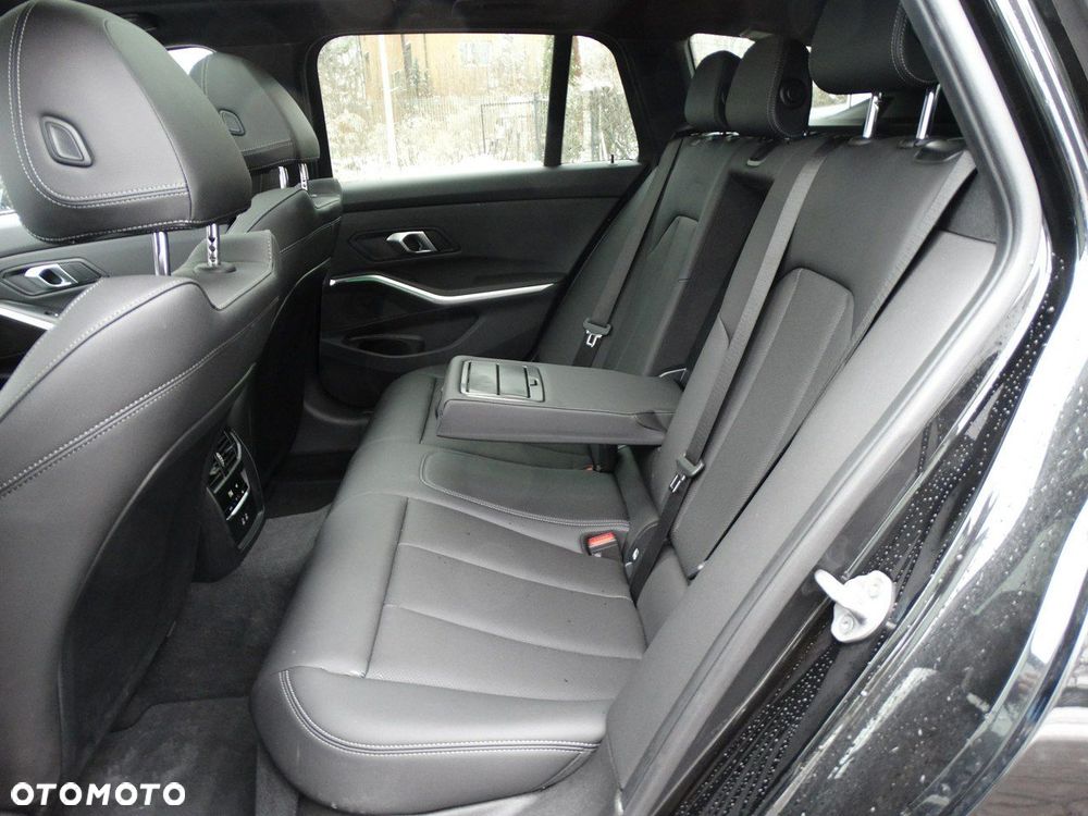 BMW Seria 3 320d xDrive M Sport - 17