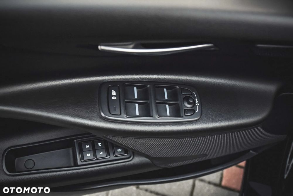 Jaguar XE 2.0 T R-Sport - 32