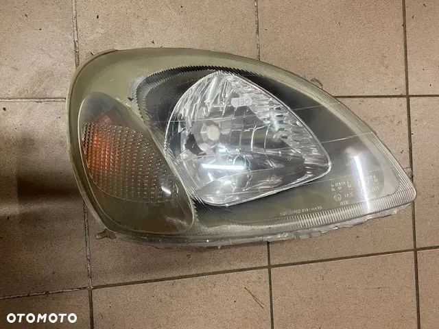 LAMPA PRZÓD PRAWA REFLEKTOR TOYOTA YARIS I - 2