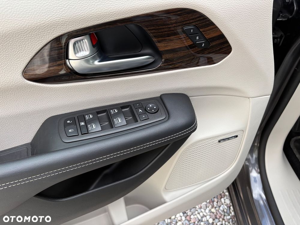Chrysler Pacifica - 11