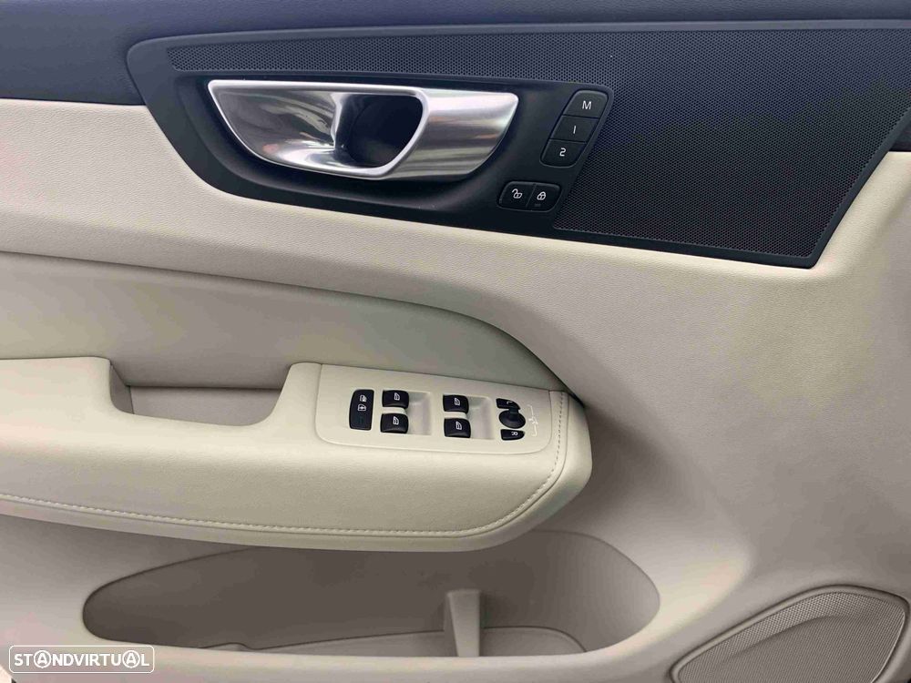 Volvo XC 60 2.0 T6 PHEV Plus Dark AWD - 11