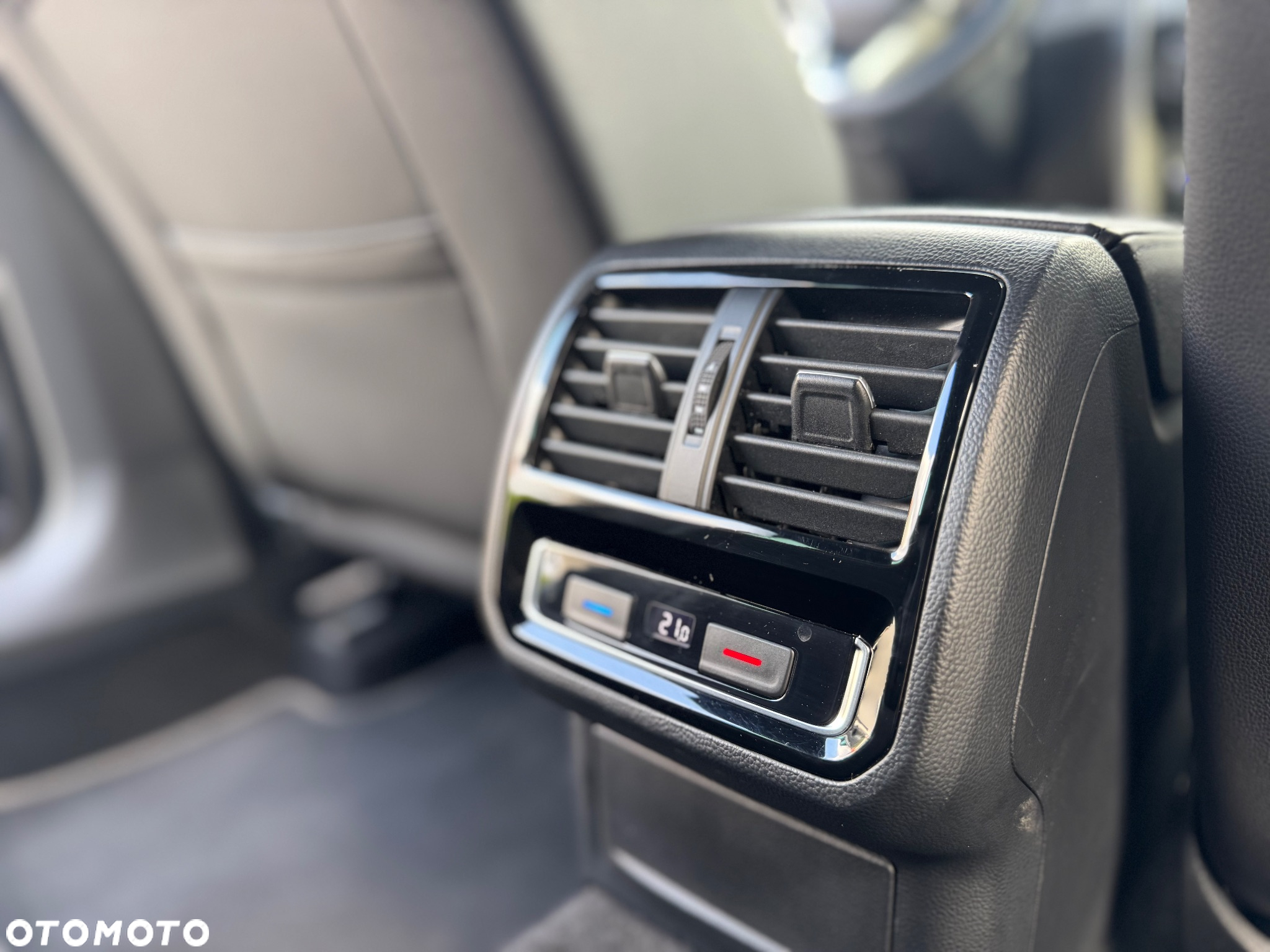 Volkswagen Passat Variant 2.0 TDI SCR DSG 4Motion Elegance - 29