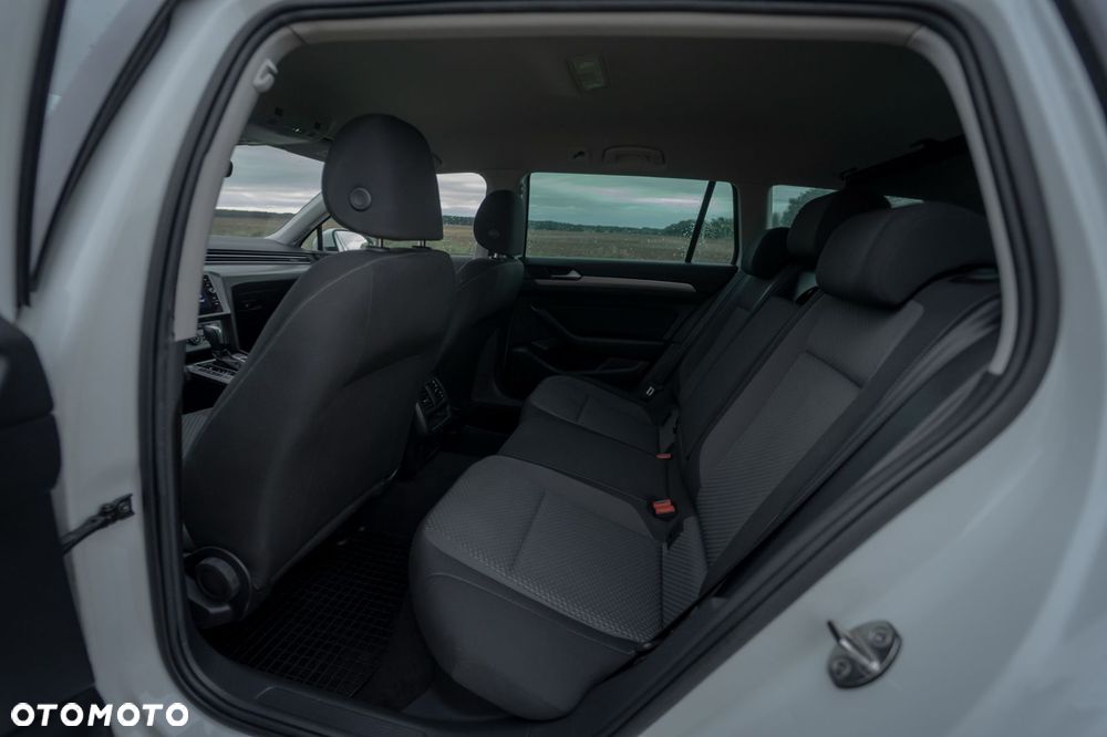 Volkswagen Passat 2.0 TDI SCR DSG Comfortline - 23