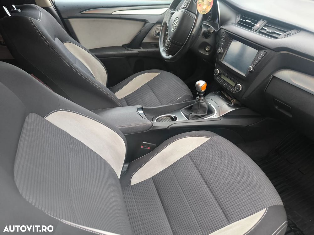 Toyota Avensis 2.0 D-4D Executive Terracotta - 6