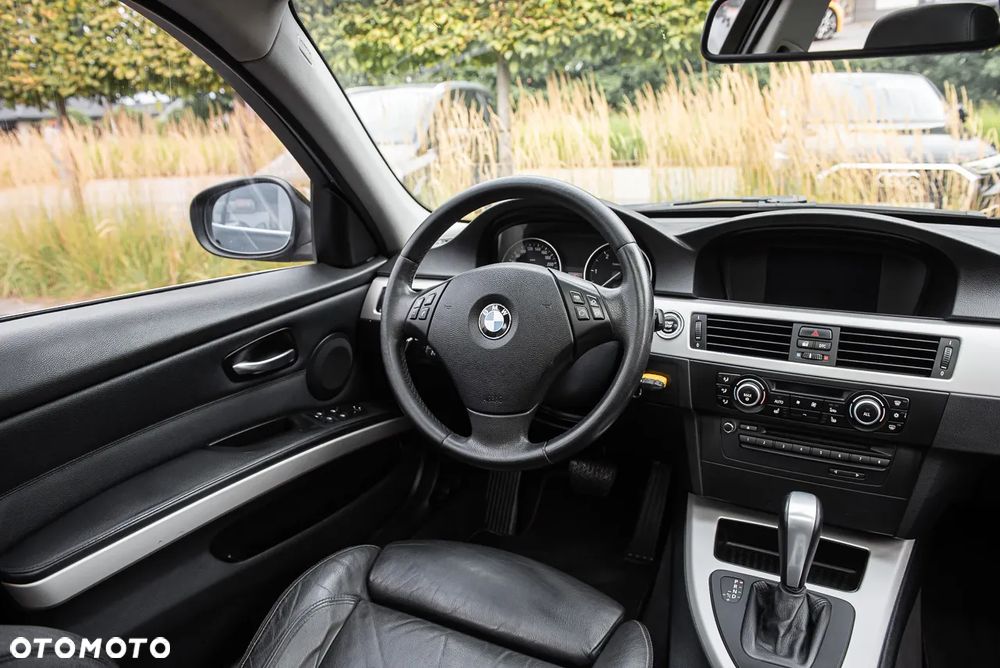 BMW Seria 3 325d DPF Touring - 23