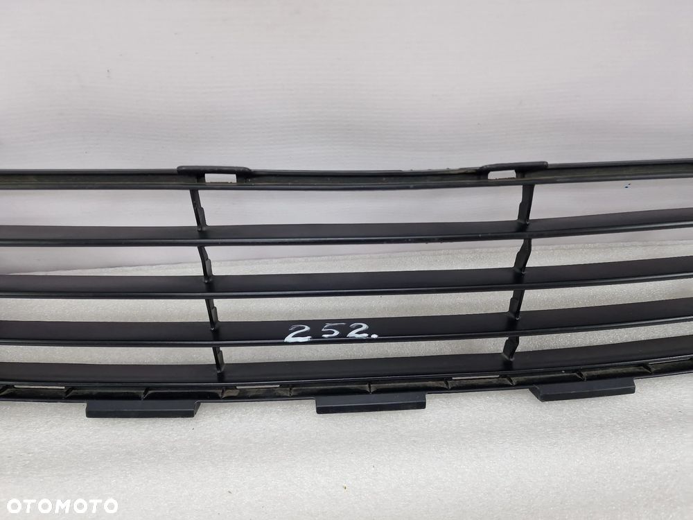 TOYOTA YARIS II LIFT 09- KRATKA ŚRODKOWA ZDERZAKA PRZEDNIEGO PRZÓD , NR 53112-0D160 , NR AUKCJI KR252 - 2