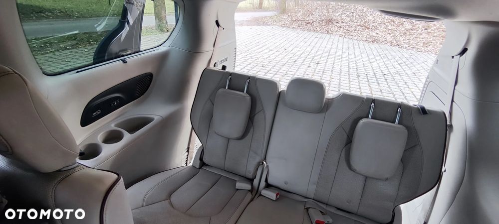 Chrysler Pacifica - 41