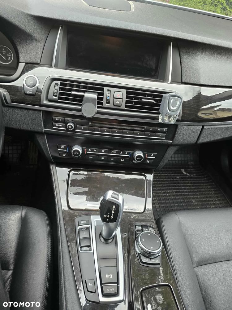 BMW Seria 5 528i Luxury Line - 16
