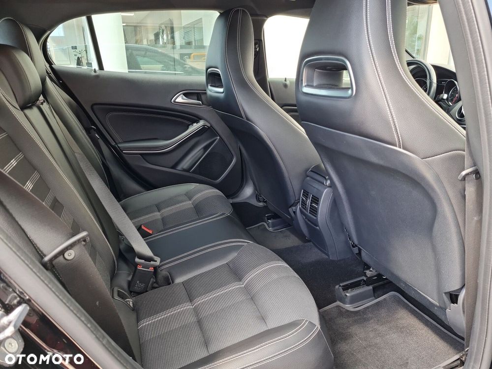 Mercedes-Benz GLA 180 7G-DCT Urban - 15