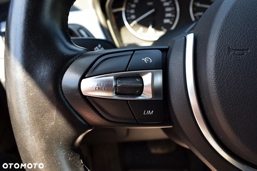 BMW X1 xDrive20i Advantage - 10